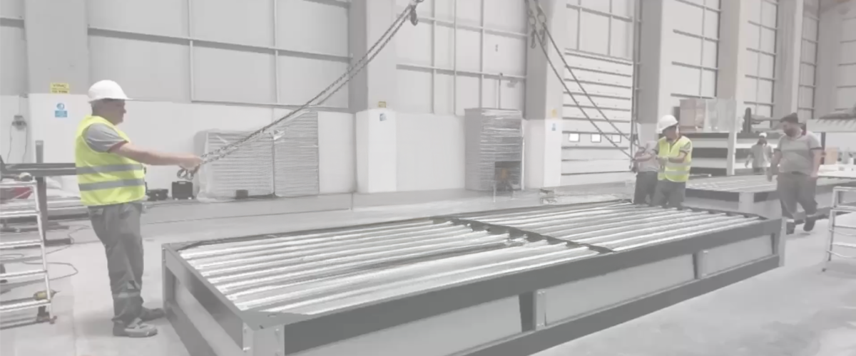 Wie wird ein Flatpack-Container montiert?